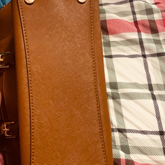 Selling lightly used handbag for $150 - Picture 3 of 3